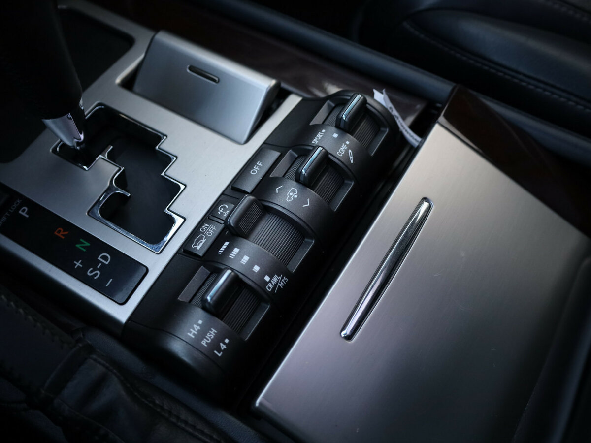 Lexus LX 570 III Рестайлинг, 2012 Фото №24