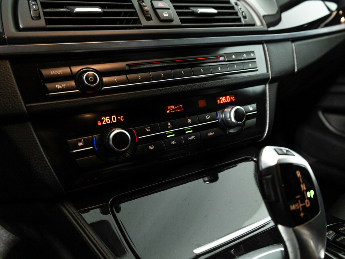 BMW 5 серии 520i VI (F10/F11/F07) Рестайлинг, 2015 Фото №16