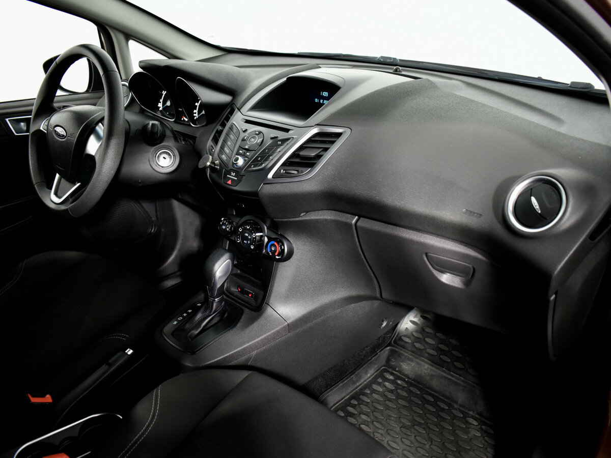 Ford Fiesta Mk6 Рестайлинг, 2016 Фото №13