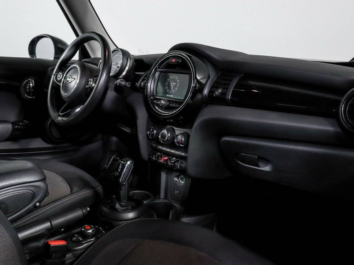 Mini Hatch Cooper III (F55/F56) Рестайлинг, 2018 Фото №7