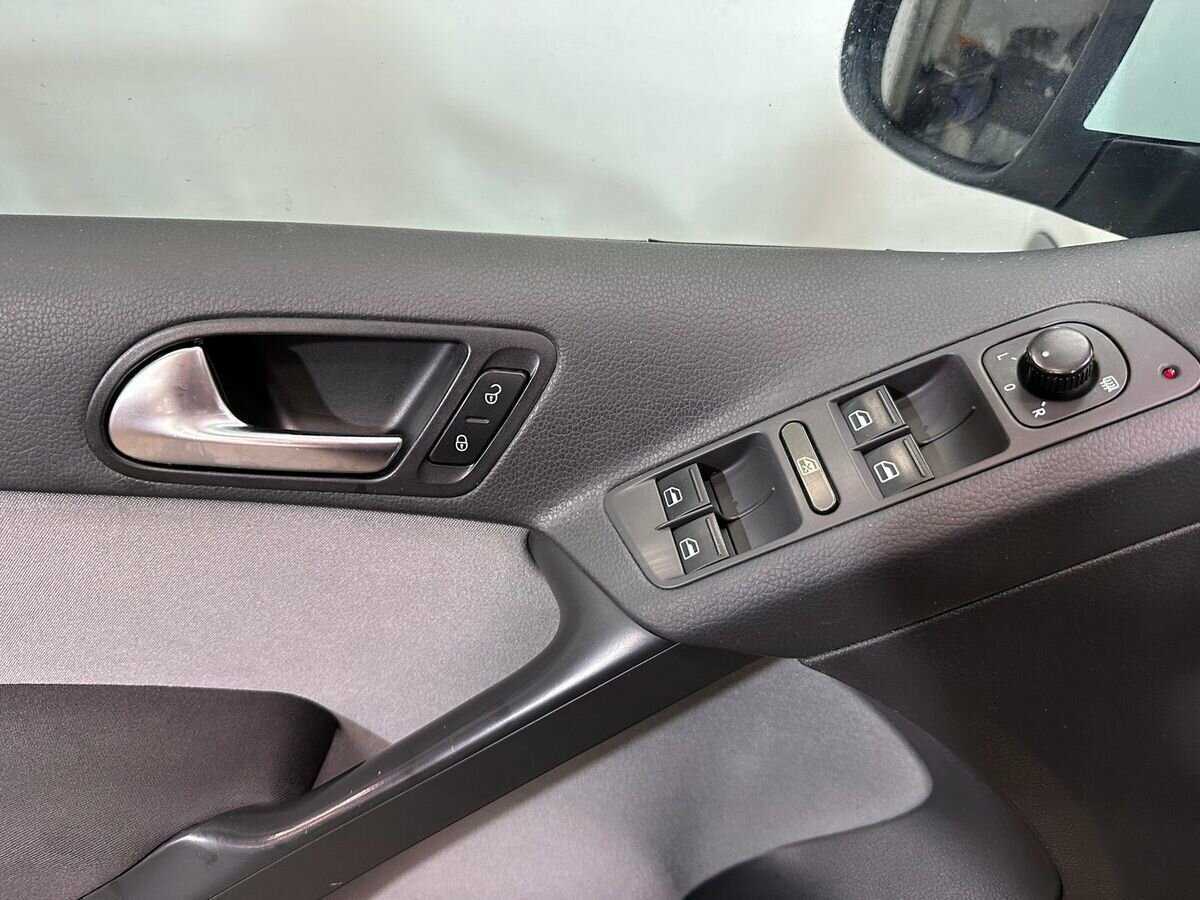 Volkswagen Tiguan, 2010 Фото №14