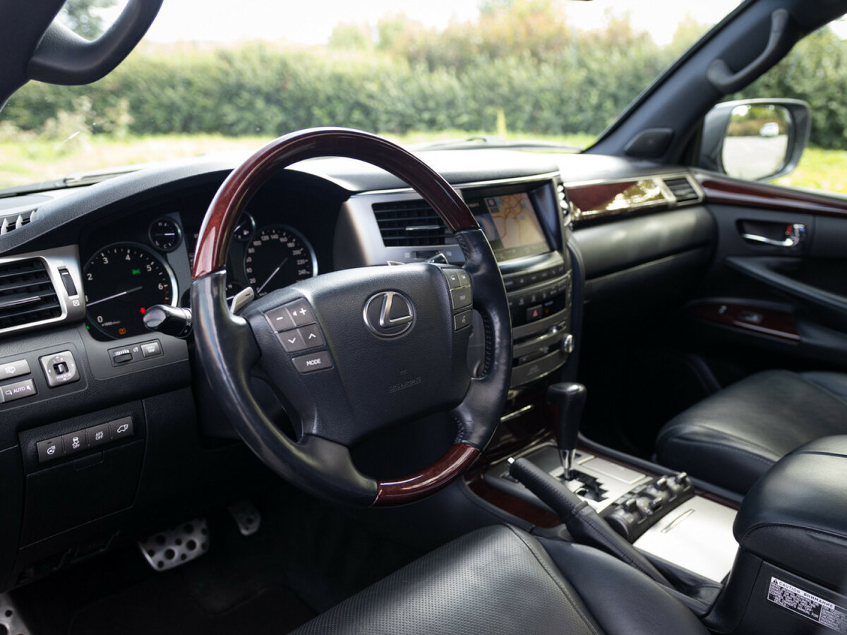 Lexus LX 570 III Рестайлинг, 2014 Фото №24
