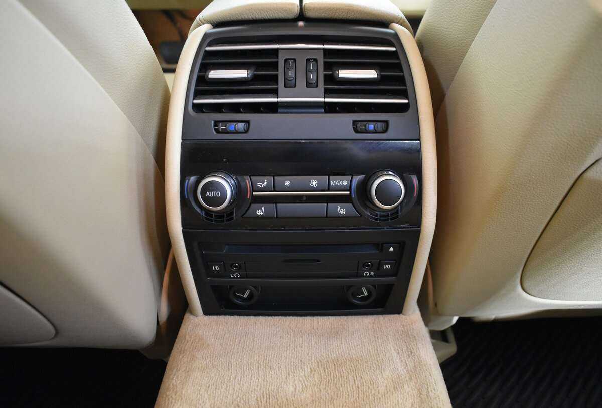 BMW 7 серии 750i xDrive, 2012 Фото №12