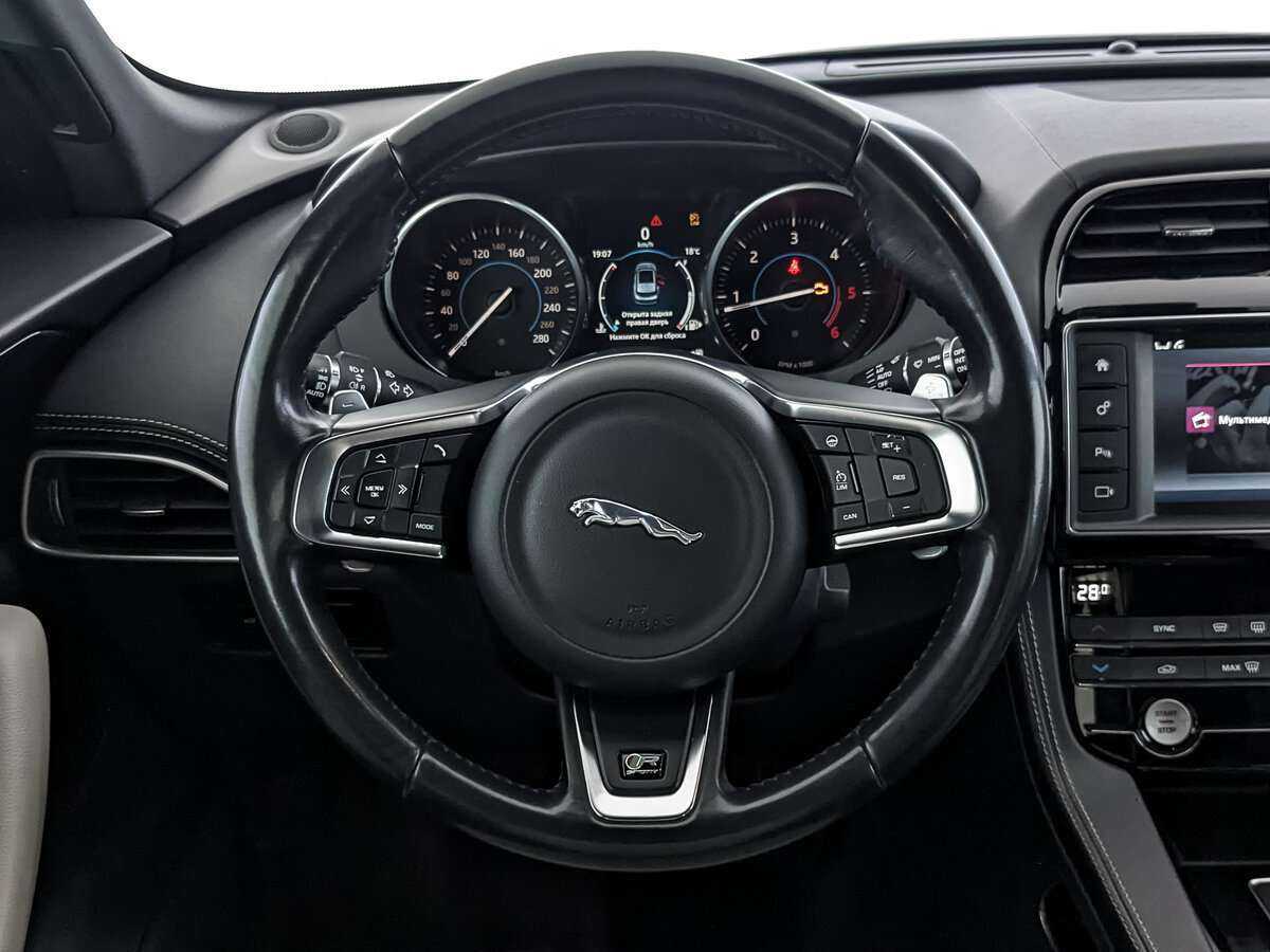 Jaguar F-Pace, 2017 Фото №18