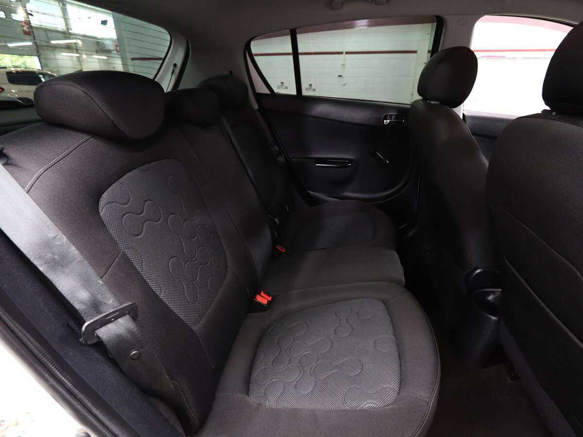 Hyundai i20, 2010 Фото №12