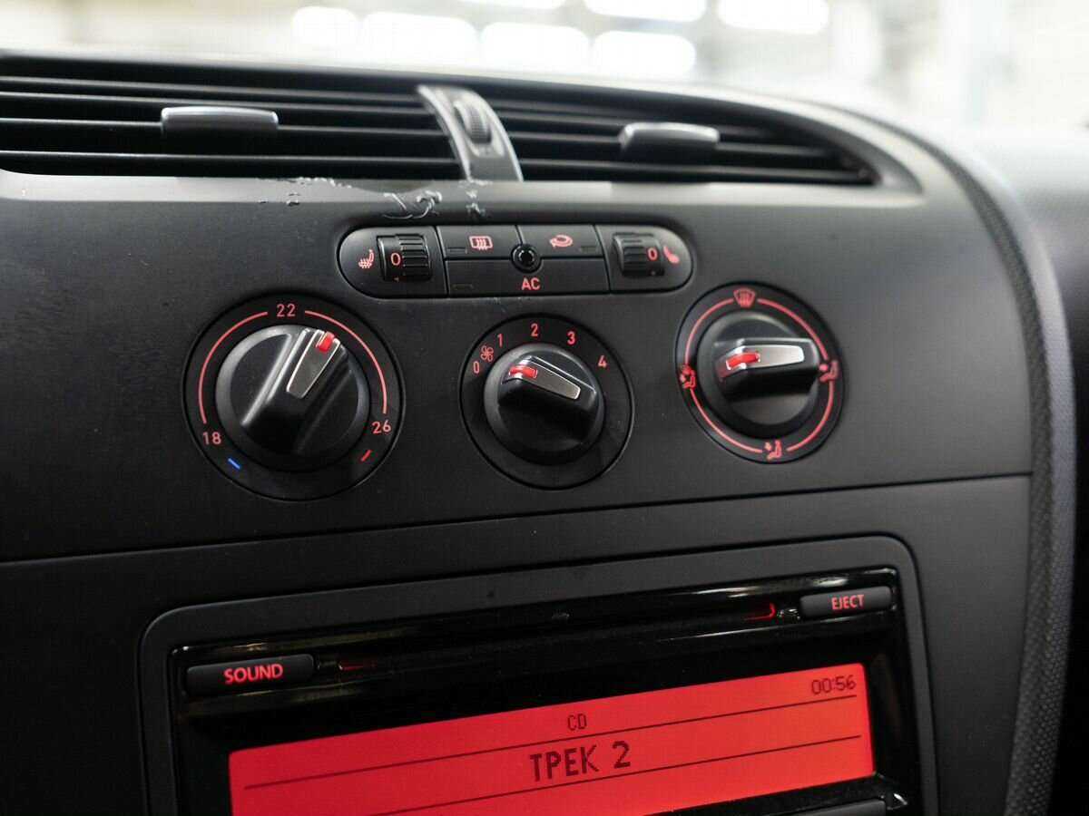 SEAT Leon, 2011 Фото №11