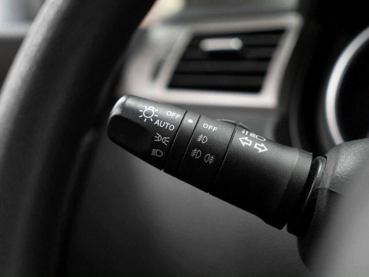 Nissan Tiida, 2011 Фото №19