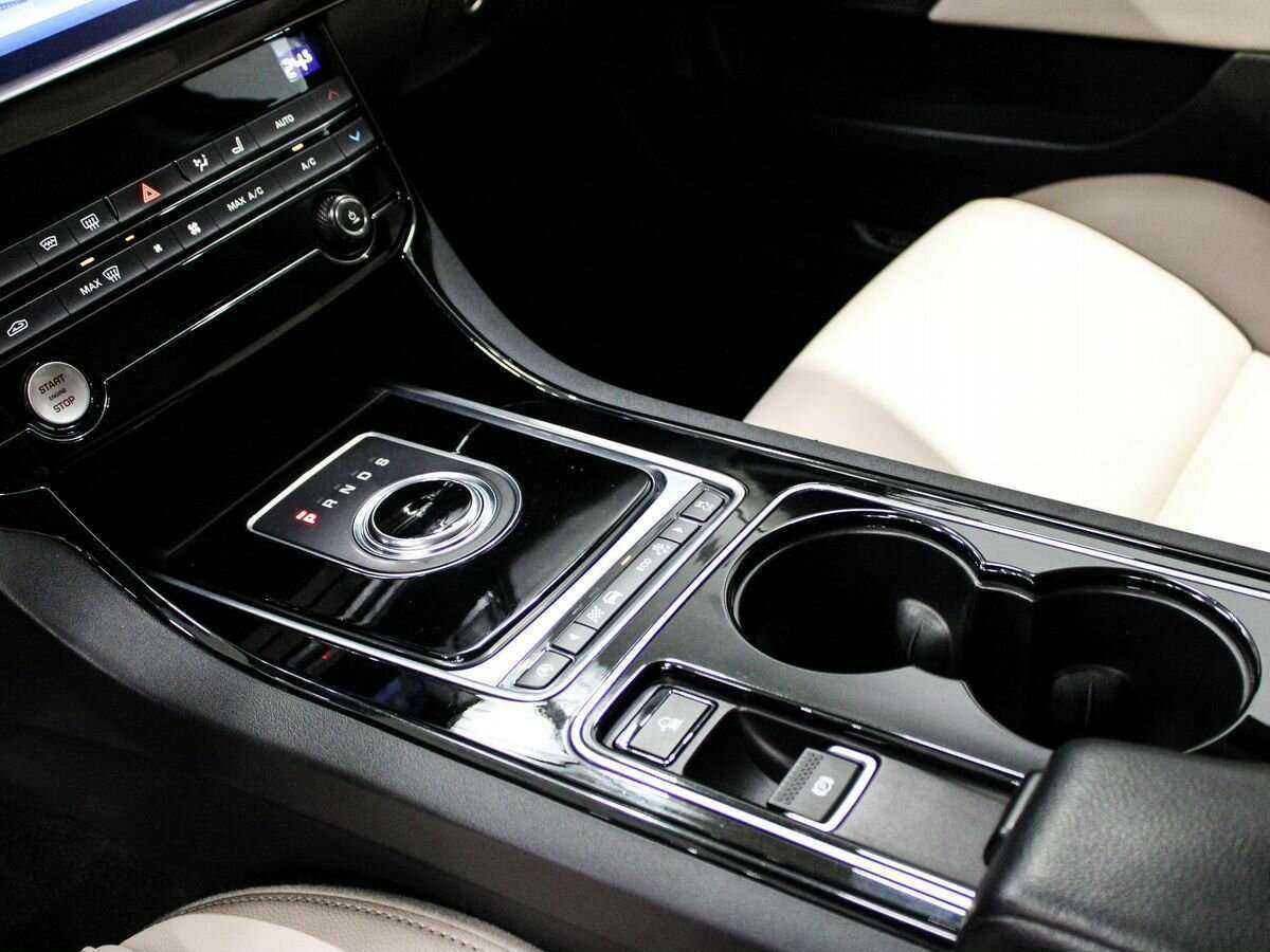 Jaguar XE, 2016 Фото №13