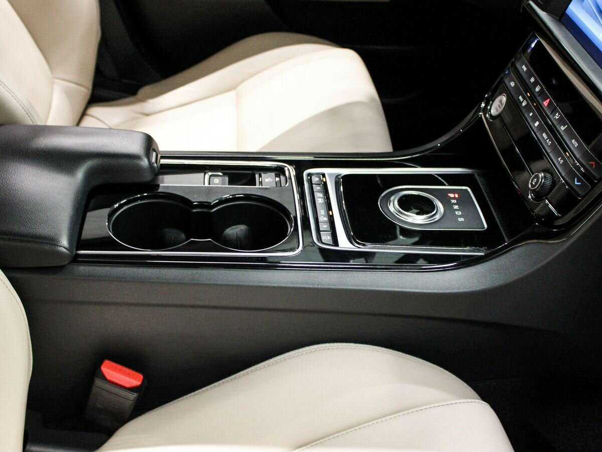 Jaguar XE, 2016 Фото №25