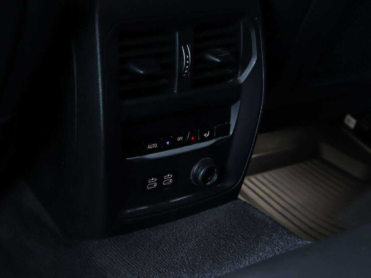 BMW 3 серии 320i xDrive, 2019 Фото №15