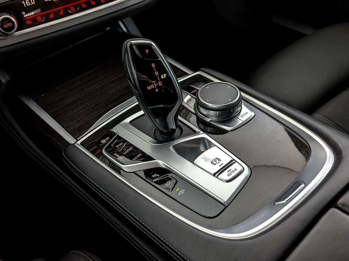 BMW 7 серии Long 750Li xDrive, 2019 Фото №16