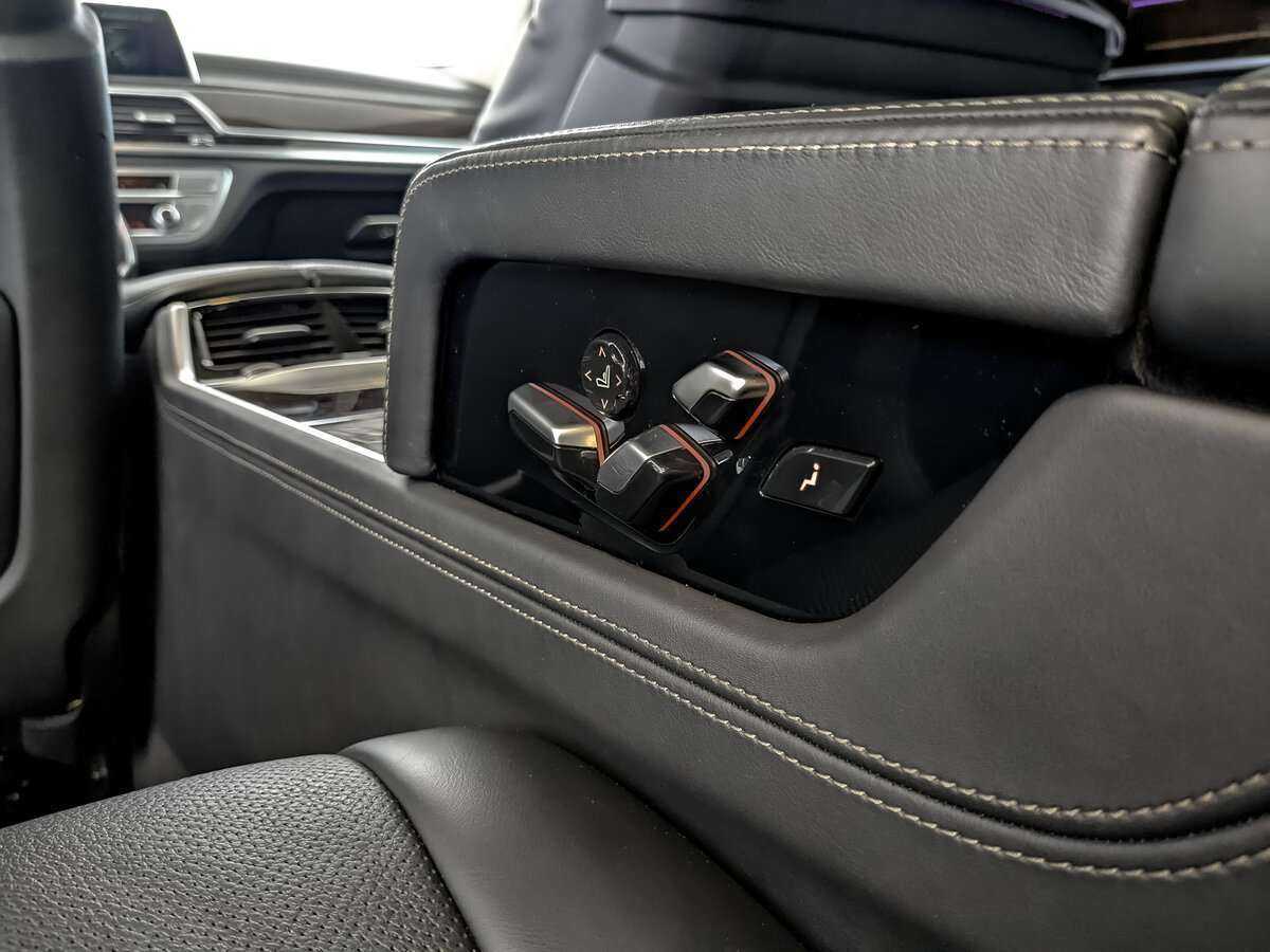 BMW 7 серии Long 750Li xDrive, 2017 Фото №30