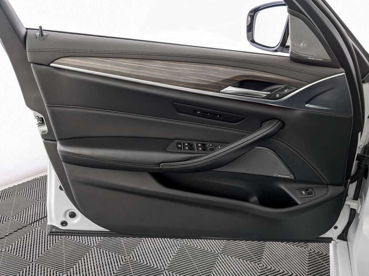BMW 5 серии 530d xDrive, 2019 Фото №15