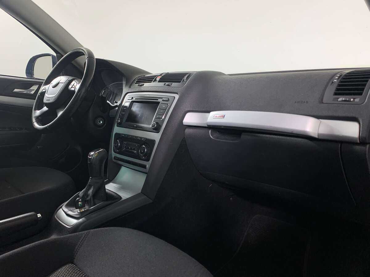 Skoda Octavia Scout, 2011 Фото №11