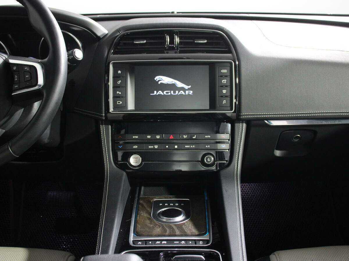 Jaguar F-Pace, 2017 Фото №10