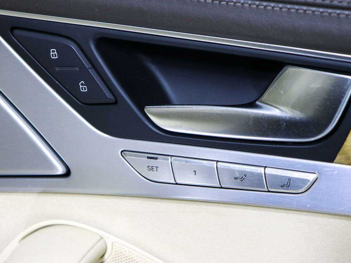 Audi A8, 2010 Фото №24