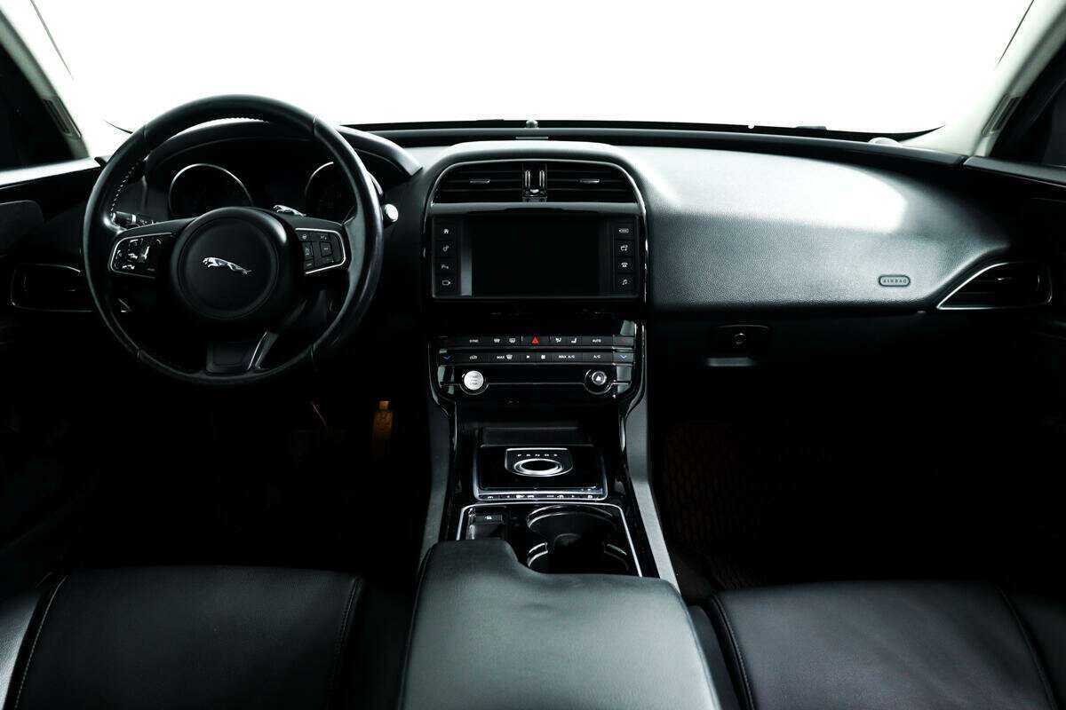 Jaguar XE, 2015 Фото №11