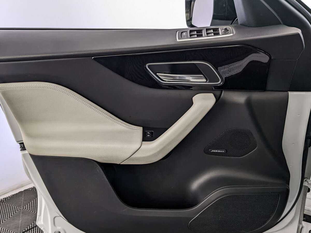 Jaguar F-Pace, 2017 Фото №15