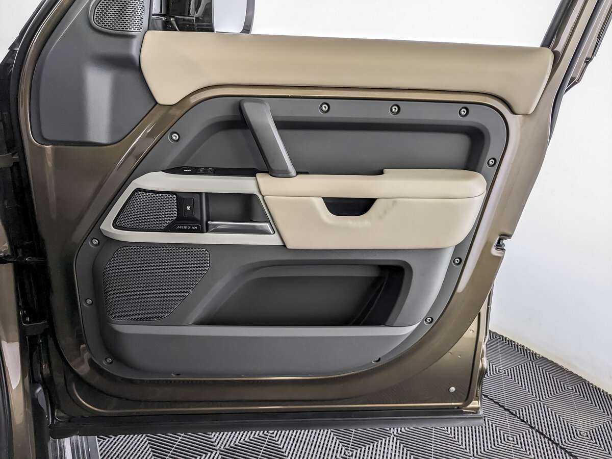 Land Rover Defender 110, 2021 Фото №19