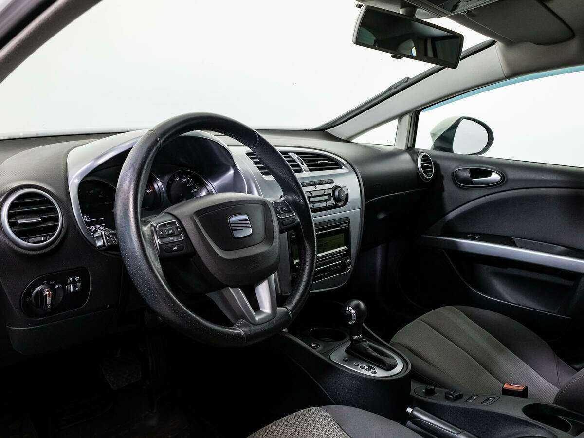 SEAT Leon, 2011 Фото №11