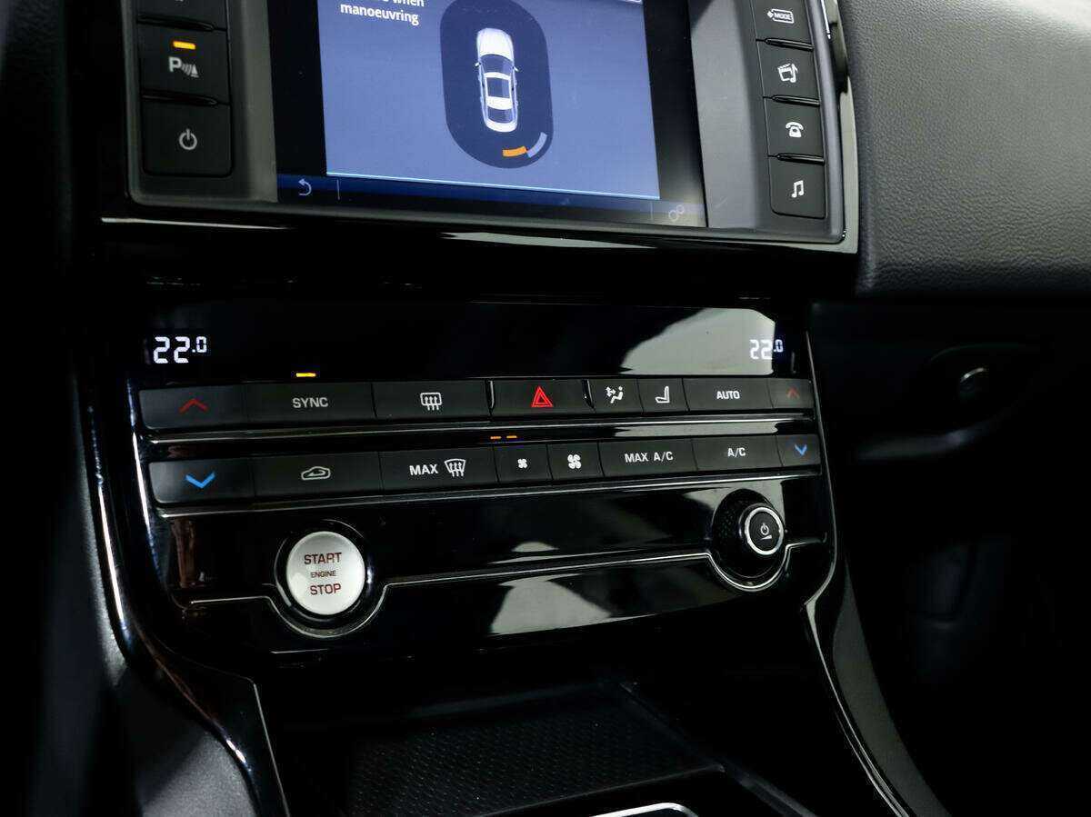 Jaguar XE, 2017 Фото №18