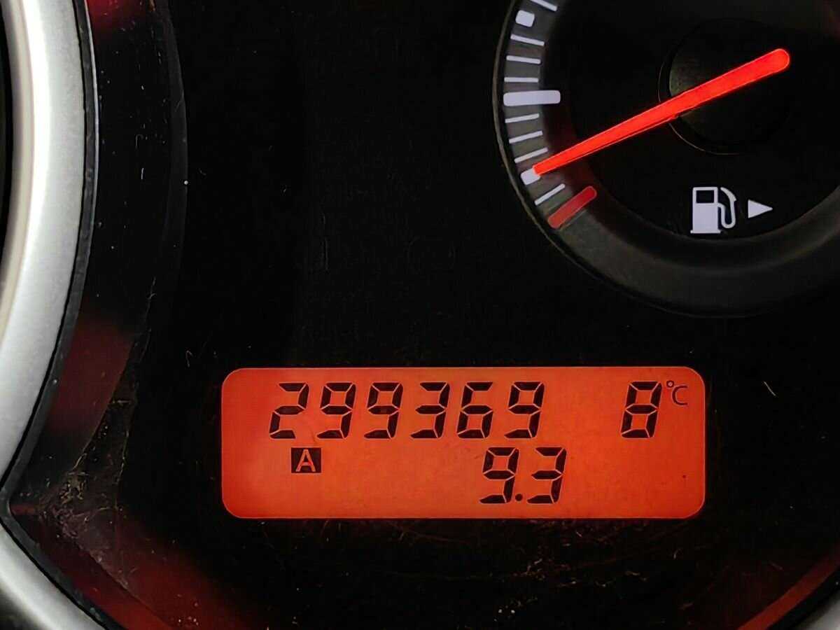 Nissan Tiida, 2010 Фото №16