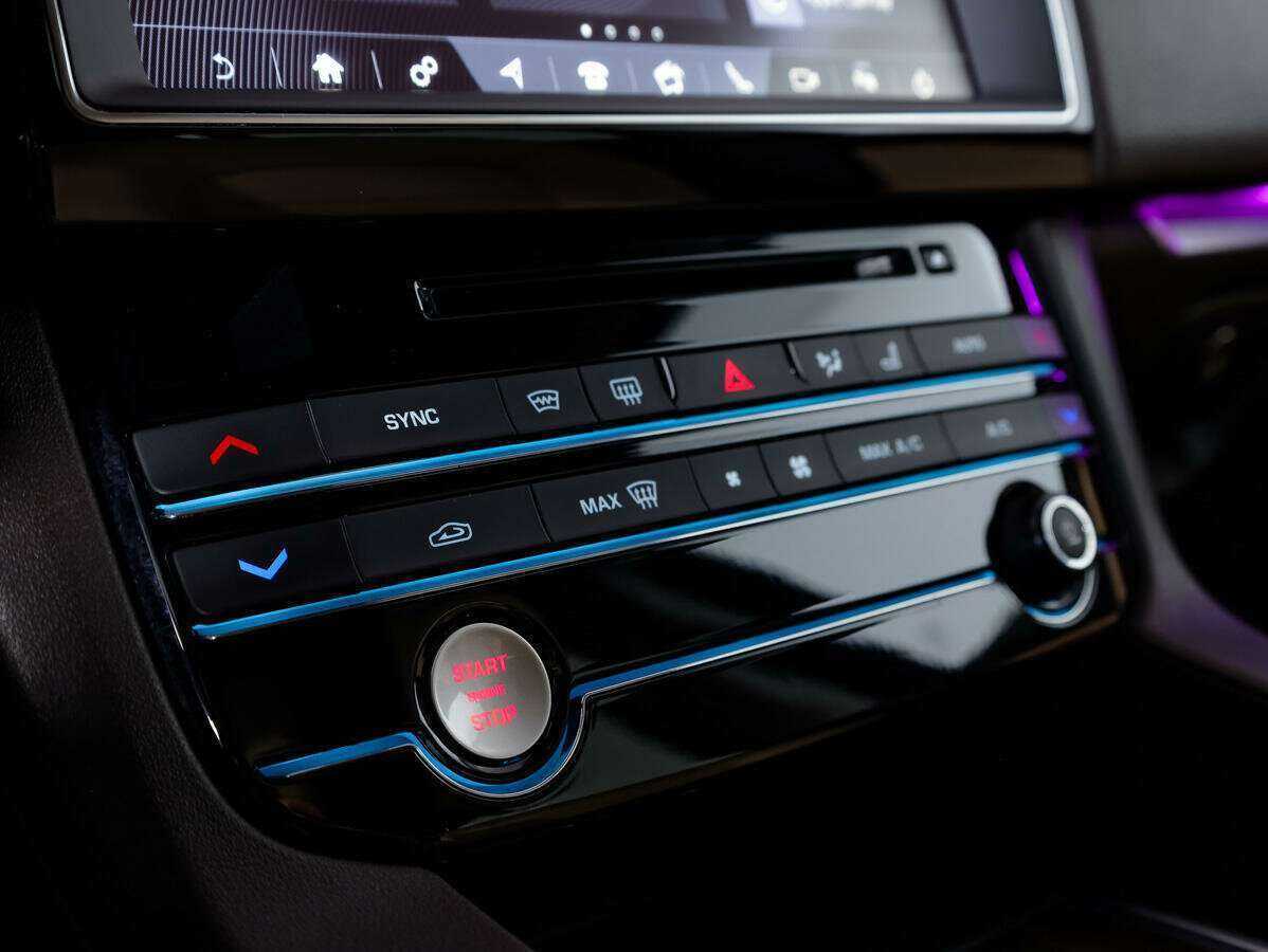 Jaguar F-Pace, 2018 Фото №16