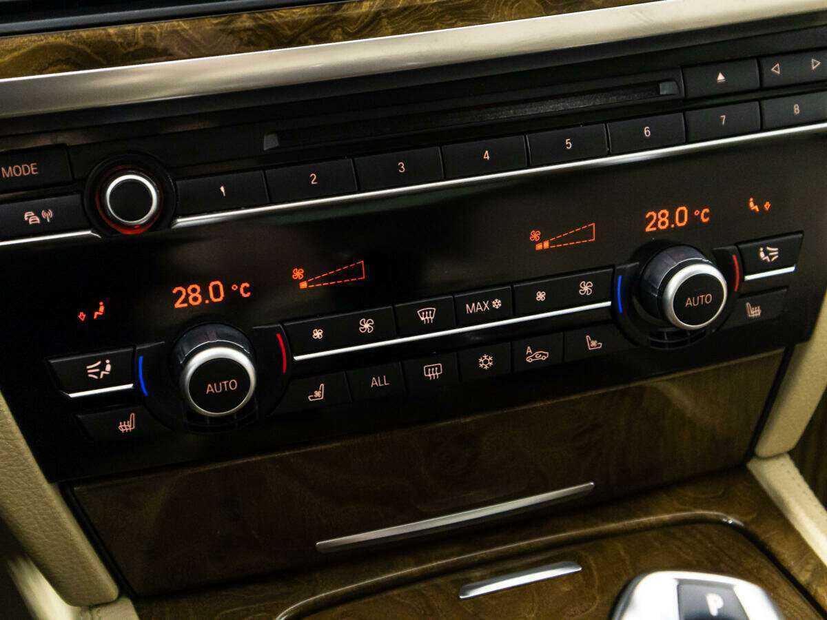 BMW 7 серии 740d xDrive, 2011 Фото №21