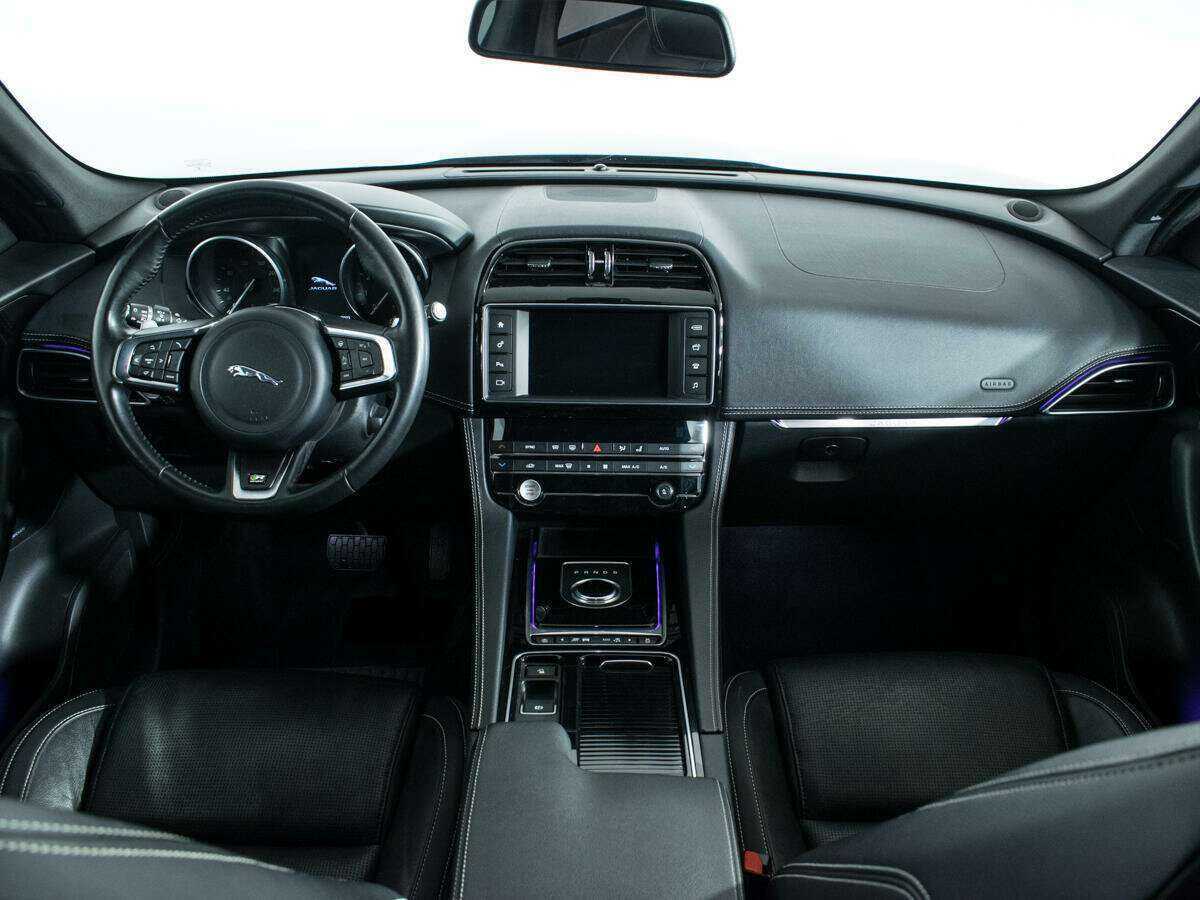 Jaguar F-Pace, 2017 Фото №12