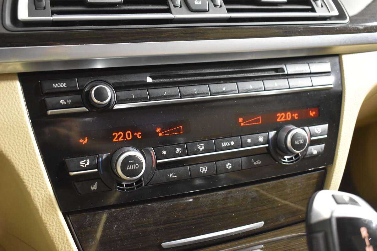 BMW 7 серии 750i xDrive, 2012 Фото №16