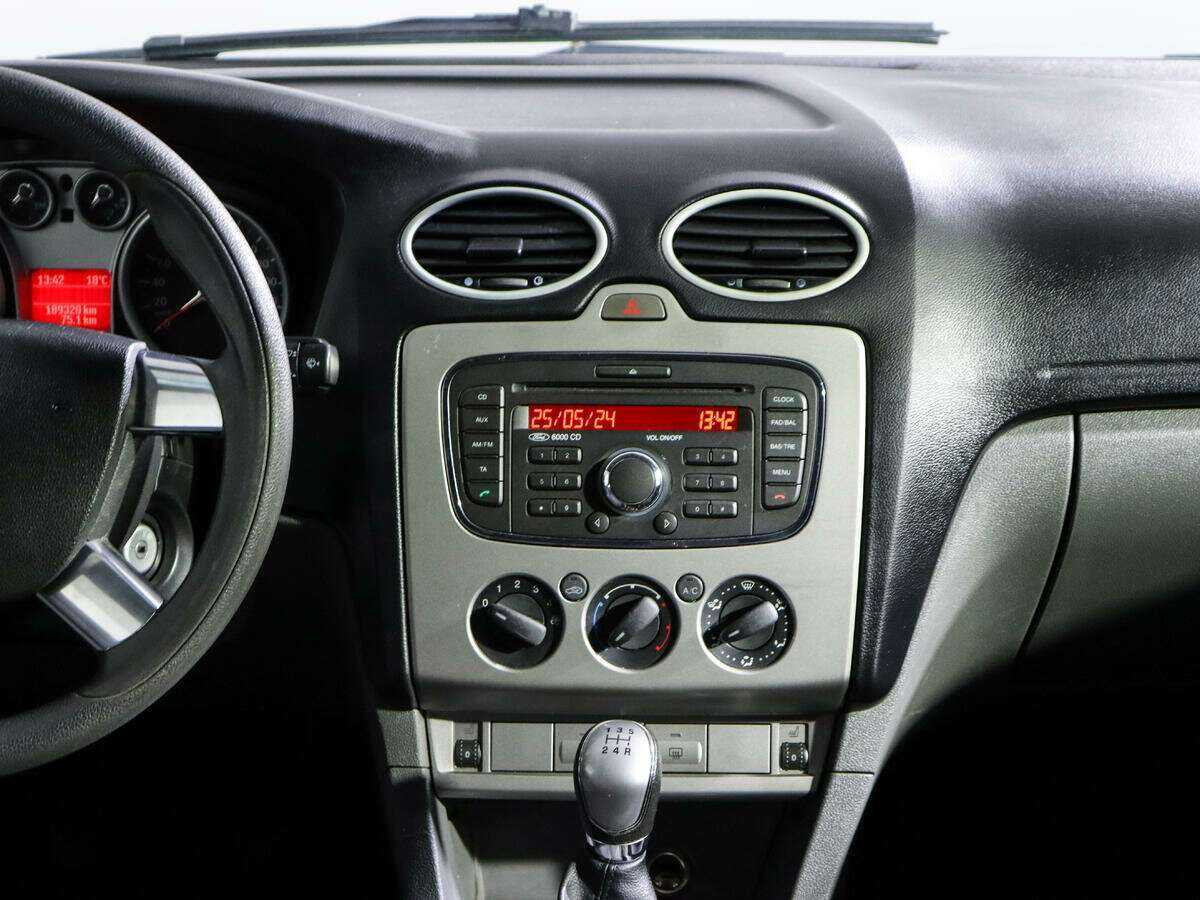 Ford Focus, 2010 Фото №11