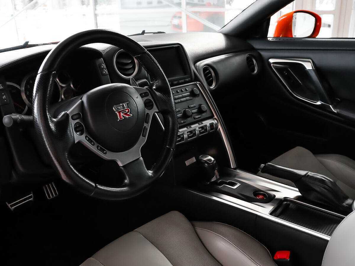 Nissan GT-R, 2010 Фото №10