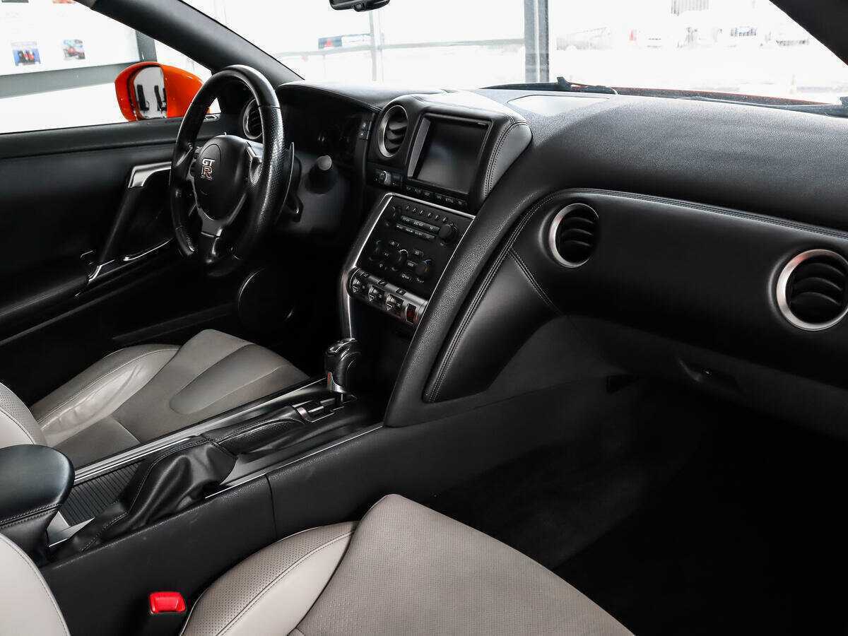 Nissan GT-R, 2010 Фото №11
