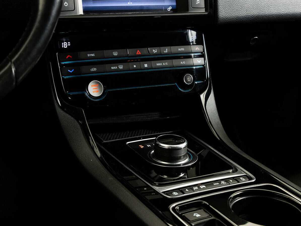 Jaguar XE, 2017 Фото №13