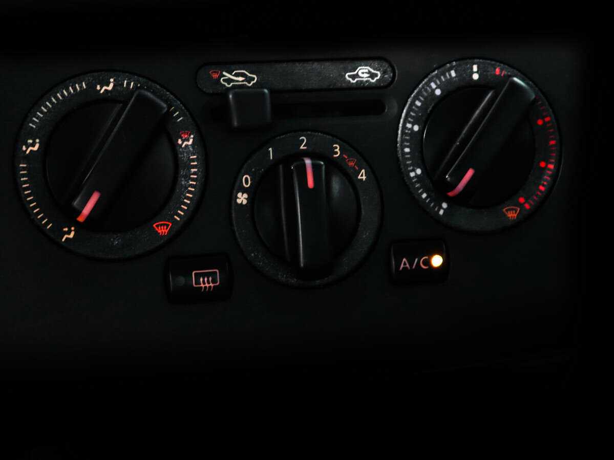 Nissan Tiida, 2010 Фото №13