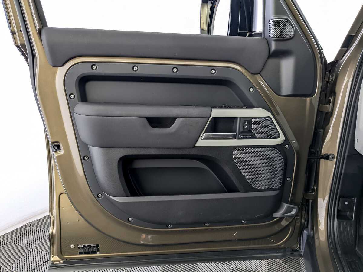 Land Rover Defender 110, 2021 Фото №15