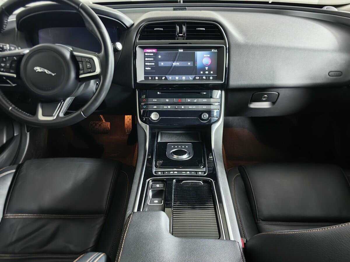 Jaguar XE, 2018 Фото №11
