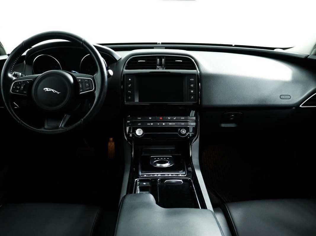 Jaguar XE, 2018 Фото №11