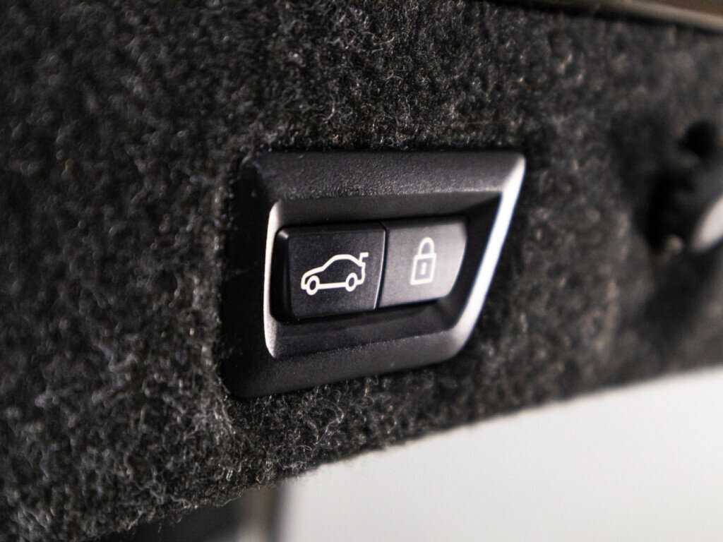 BMW 5 серии M550i xDrive, 2020 Фото №15