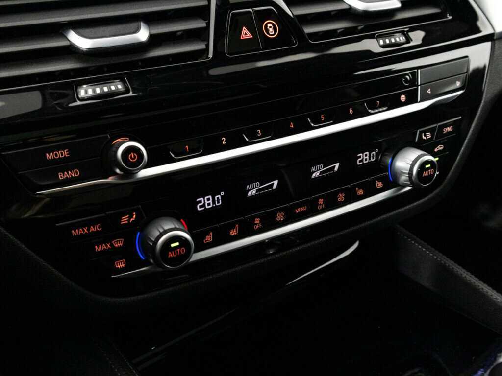 BMW 5 серии M550i xDrive, 2020 Фото №18