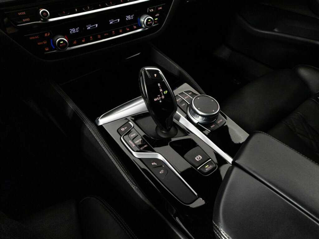 BMW 5 серии M550i xDrive, 2020 Фото №19