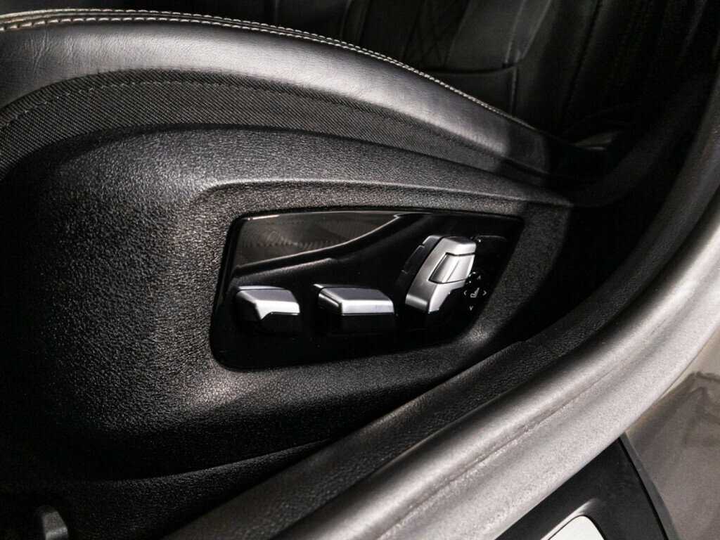 BMW 5 серии M550i xDrive, 2020 Фото №20