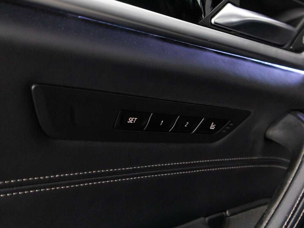 BMW 5 серии M550i xDrive, 2020 Фото №22