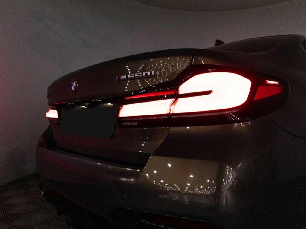 BMW 5 серии M550i xDrive, 2020 Фото №30