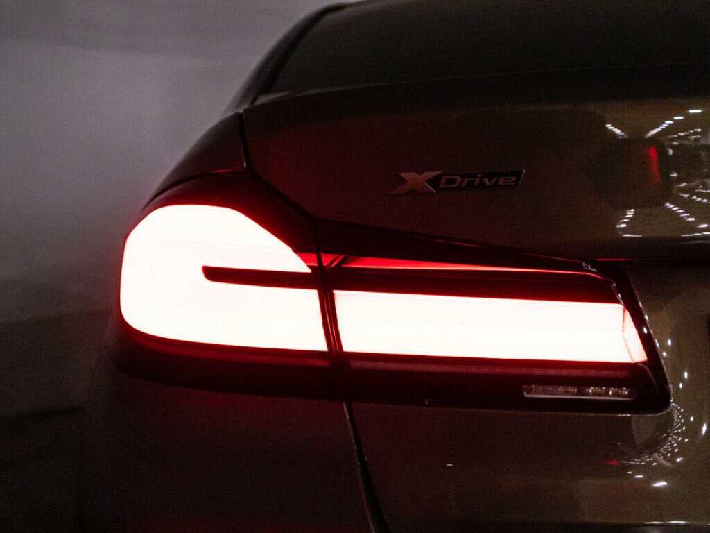 BMW 5 серии M550i xDrive, 2020 Фото №31