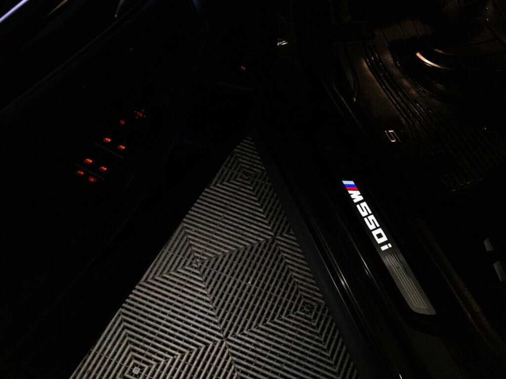 BMW 5 серии M550i xDrive, 2020 Фото №34