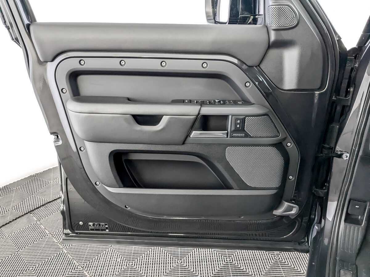 Land Rover Defender 110, 2021 Фото №19