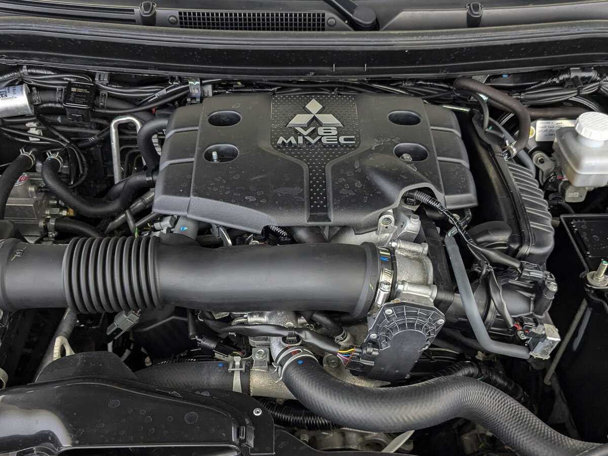 Mitsubishi Montero Sport, 2023 Фото №9