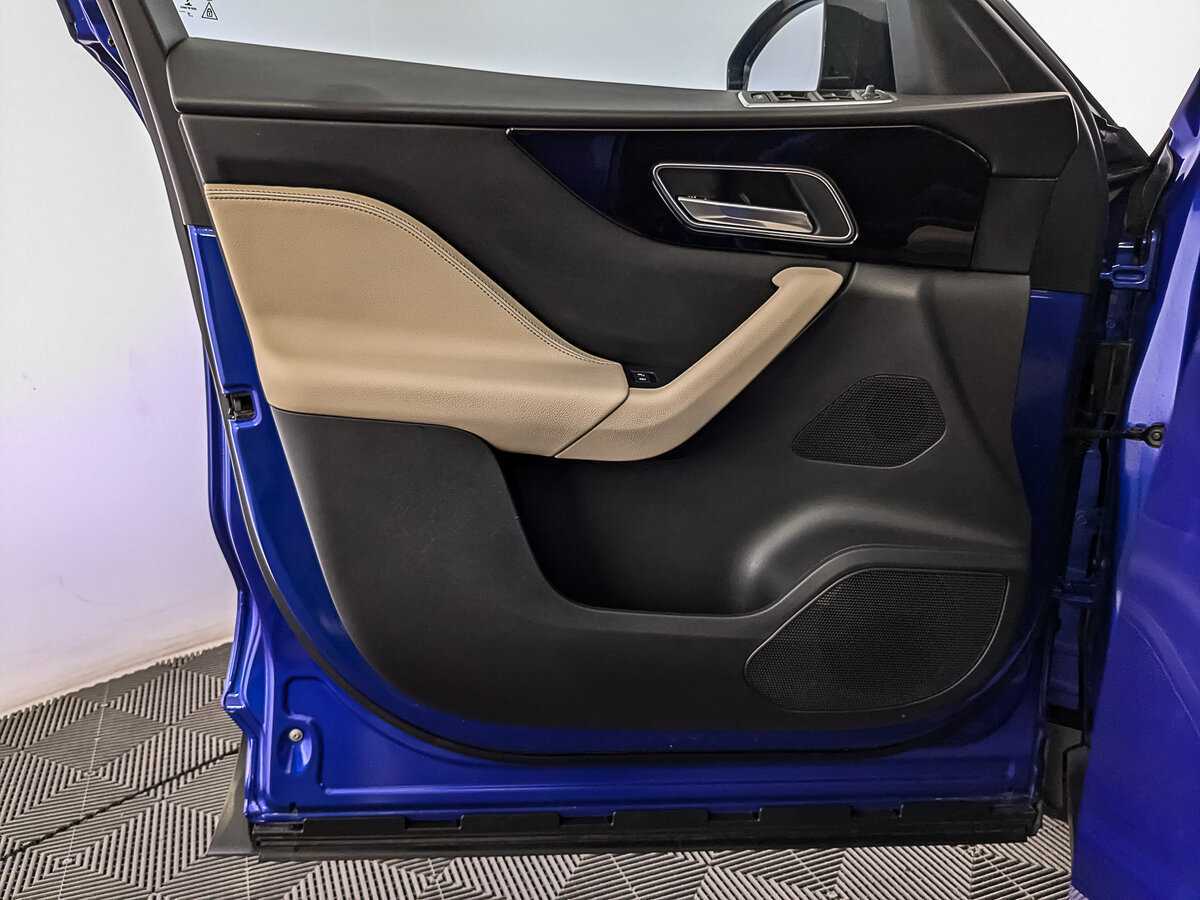 Jaguar F-Pace, 2017 Фото №17