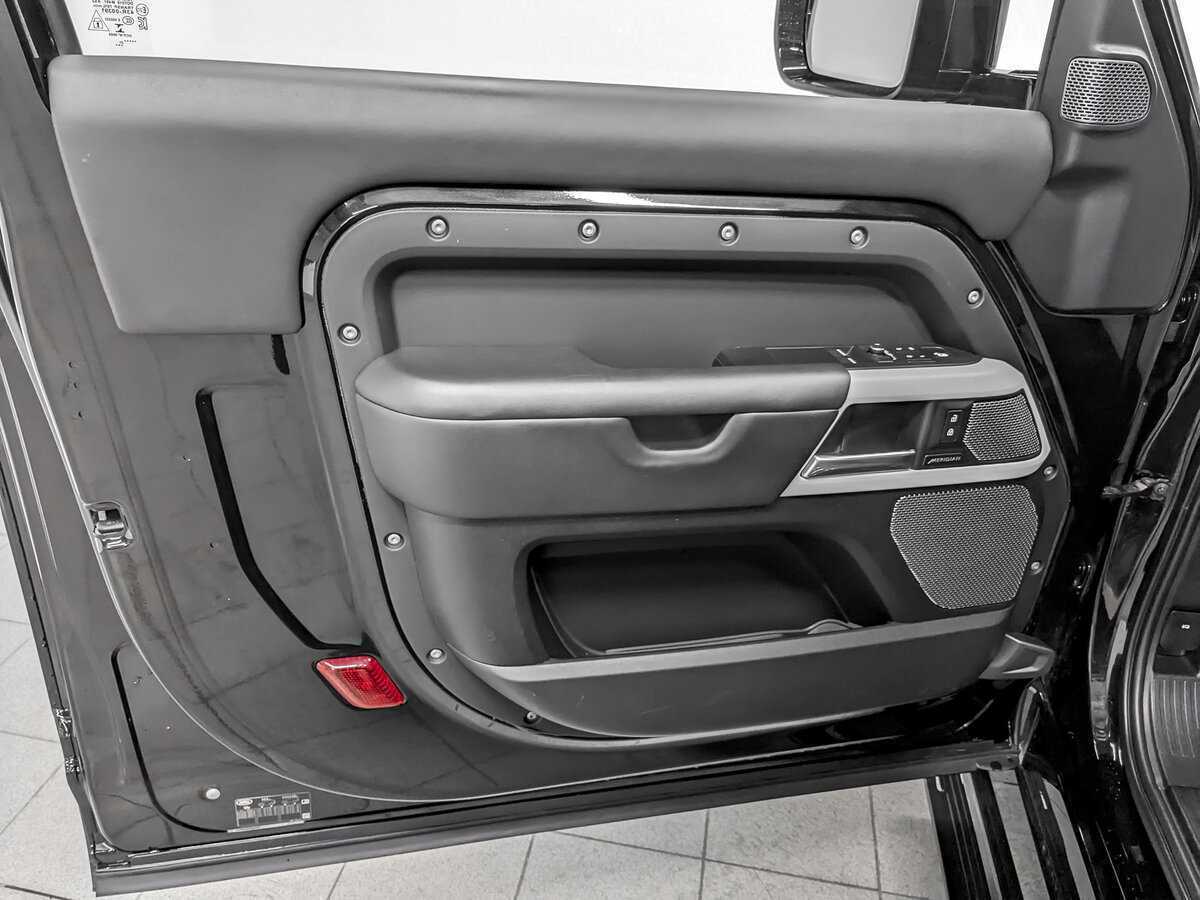 Land Rover Defender 90, 2021 Фото №18